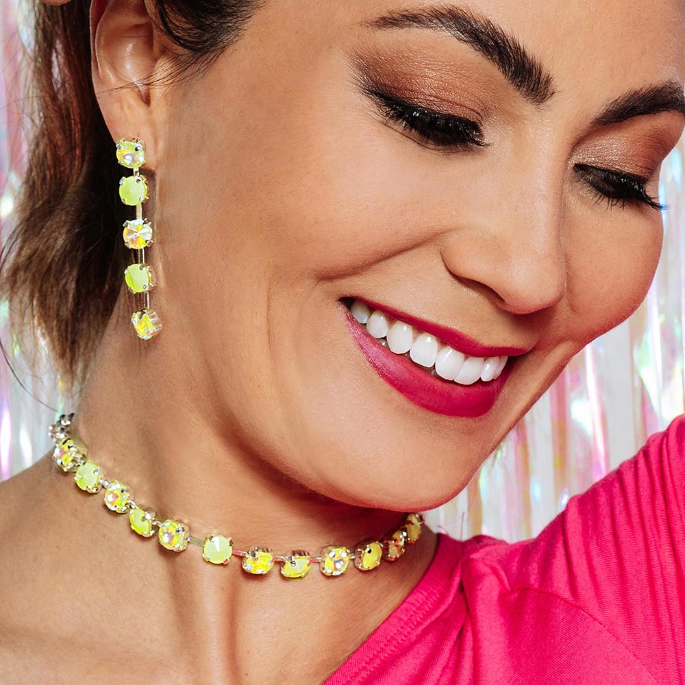 Daiquiri neon crystal necklace and earrings neon yellow, model looking down
